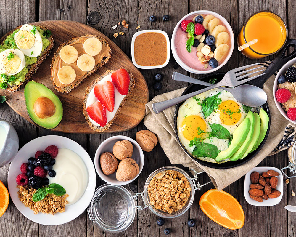 Mesa com produtos saudáveis: fruta, legumes, papas de aveia