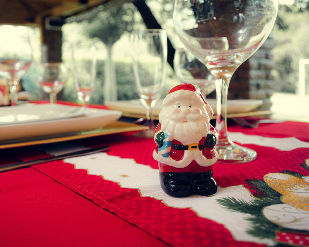 Decoração da mesa de Natal: estatueta do Pai Natal, toalha de mesa
