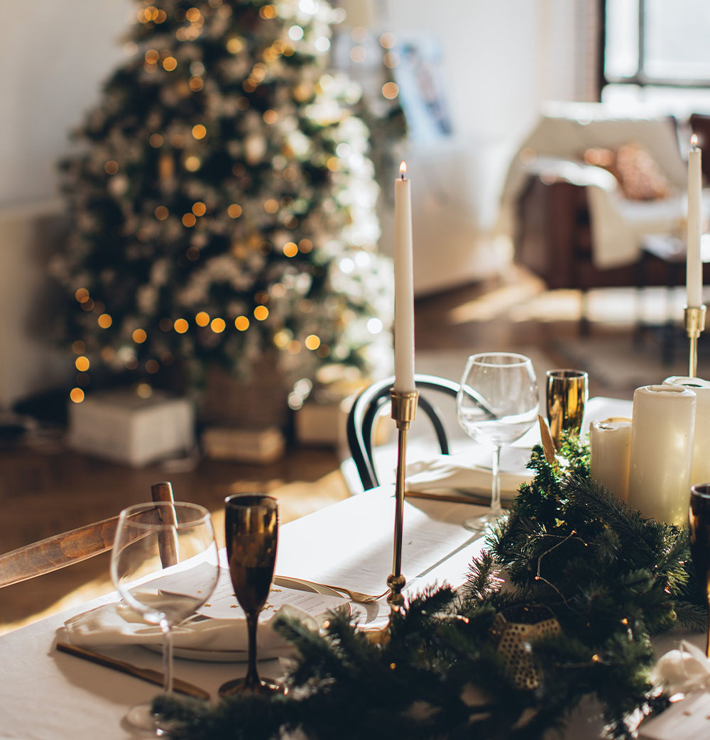 Decoração interior de Natal e mesa de consoada com cana e velas