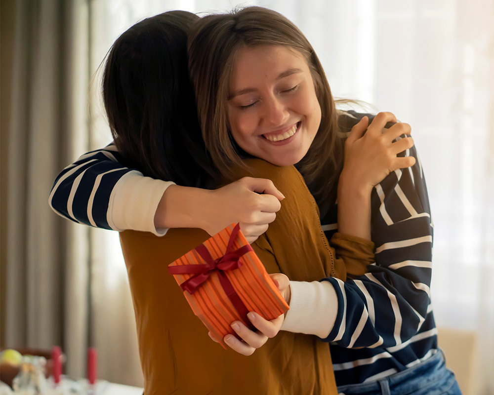 Uma rapariga oferece um presente à sua irmã e também a uma amiga.