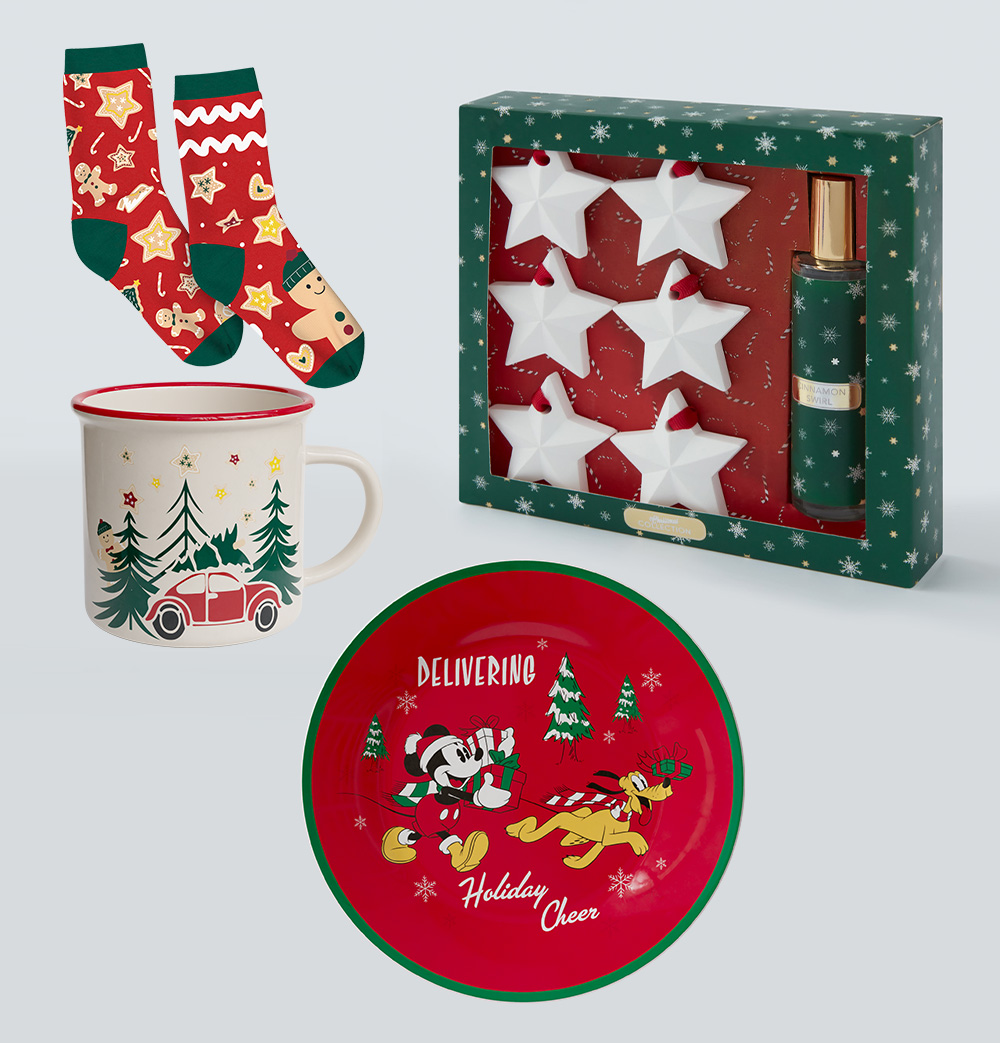 Conjunto de Natal, meias e canecas de Natal e loiça com o tema do Rato Mickey disponíveis para compra nas lojas Pepco.