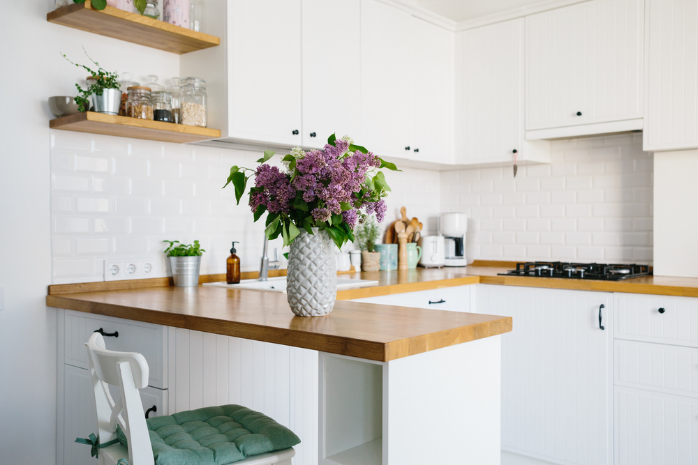 Pequena cozinha com mobiliário branco de estilo escandinavo