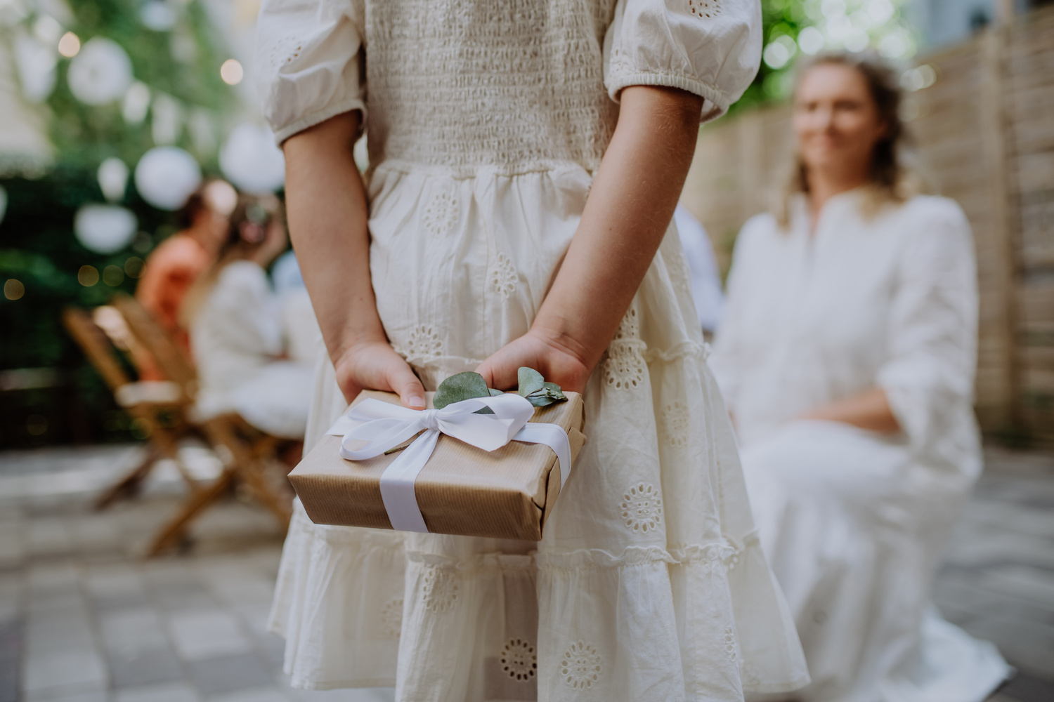 Rapariga a oferecer uma prenda de casamento