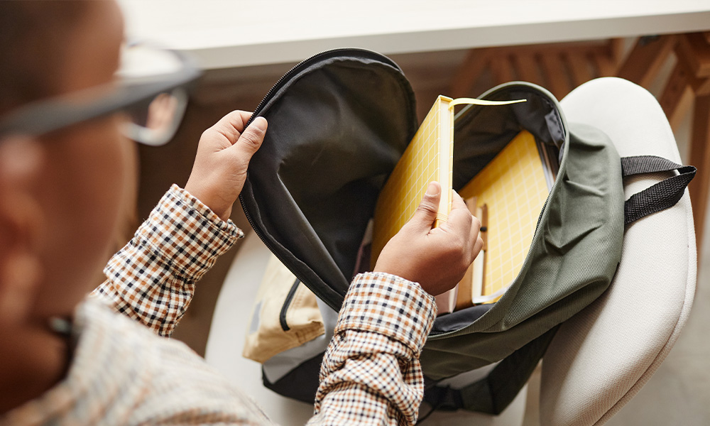 Criança arrumando uma mochila