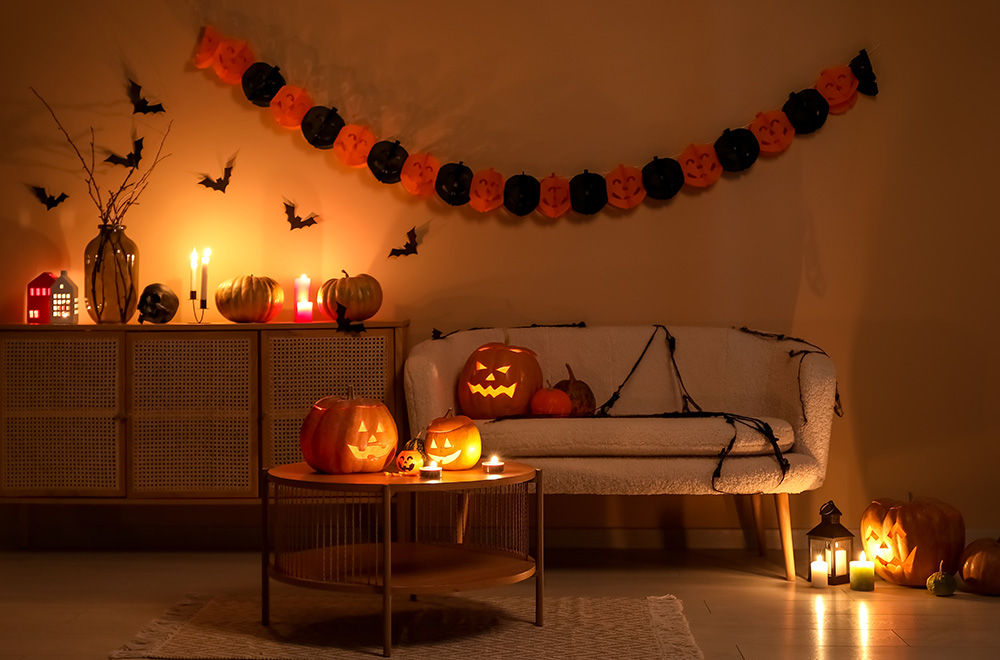 Sala de estar com abóboras e decorações de Halloween