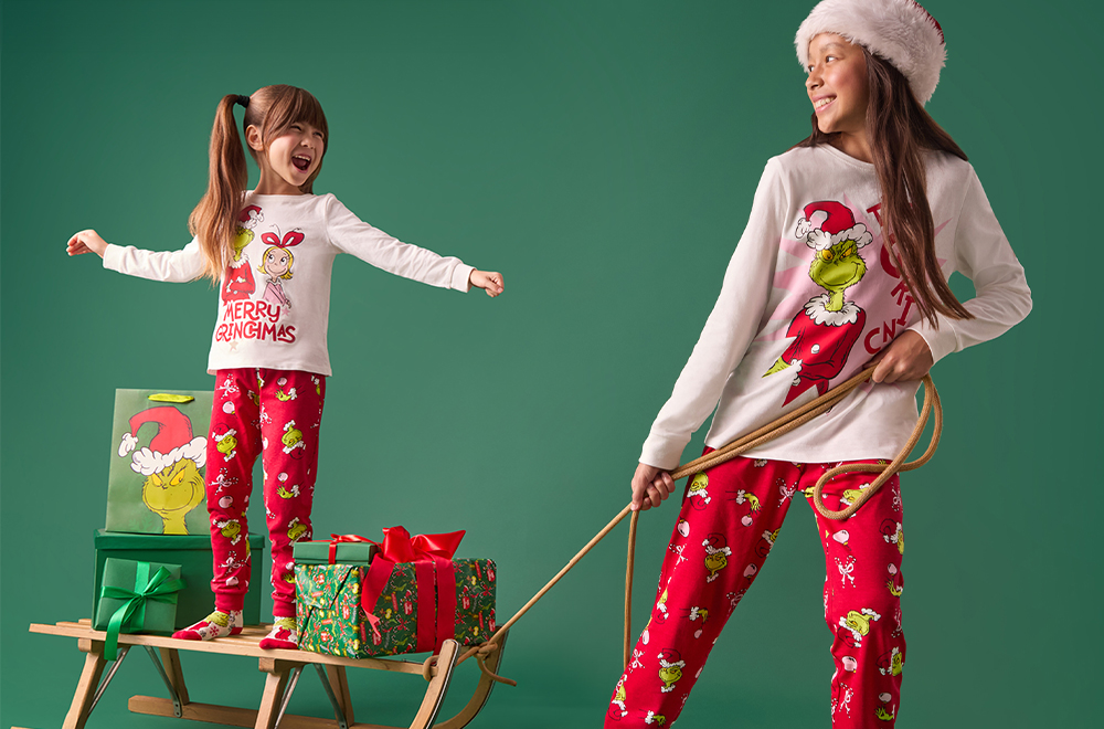 Meninas brincando de pijama do Grinch