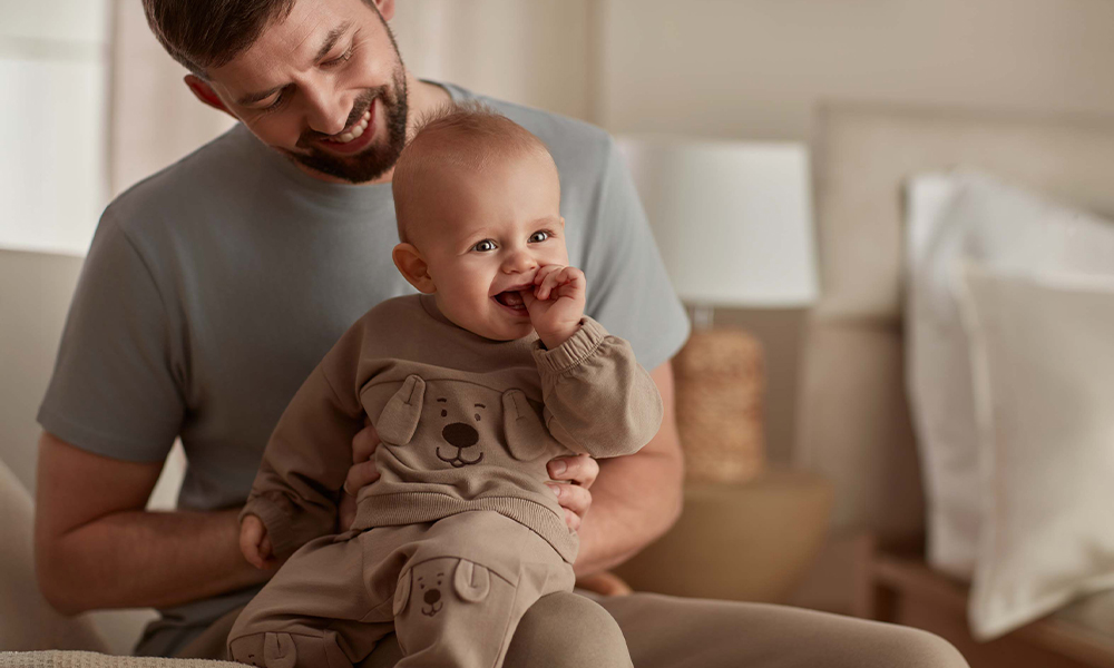 Criança no colo do pai