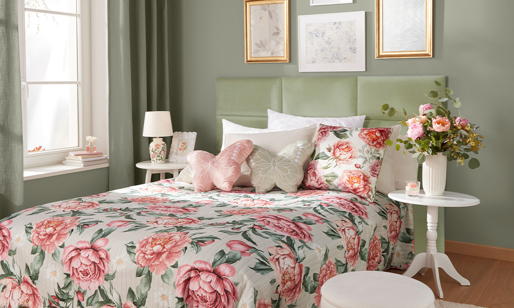 Quarto decorado com acessórios com tema de peônias