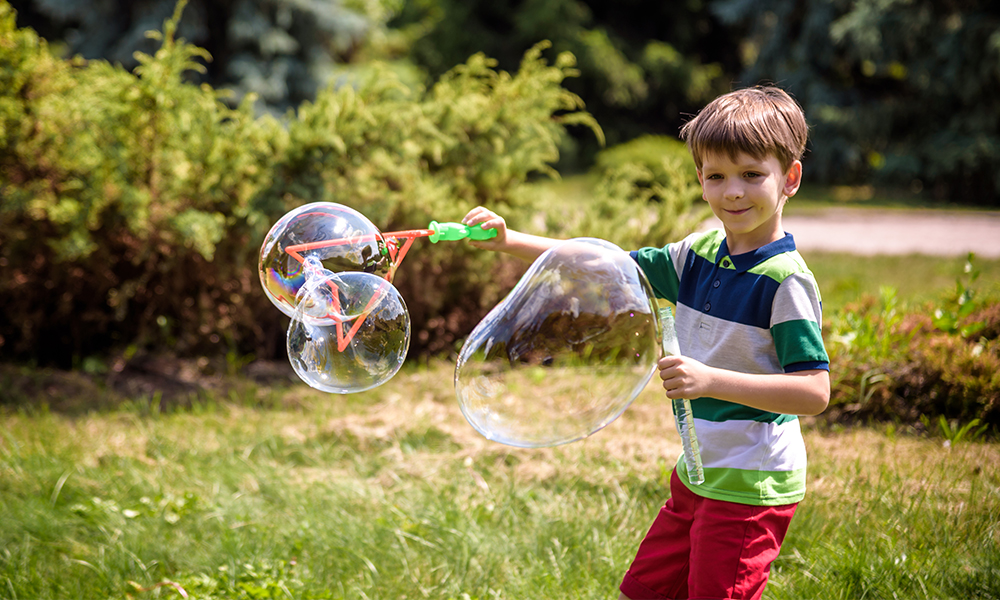 Menino soprando bolhas de sabão
